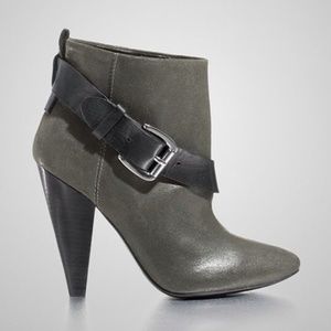 GUESS! CAROLYN DARK GRAY SUEDE ANKLE BOOTIES